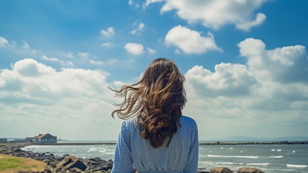 海辺の女性